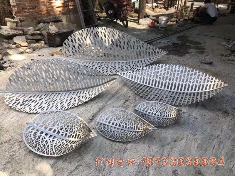 水景不锈钢镂空树叶雕塑