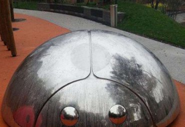 小区不锈钢抛光瓢虫雕塑