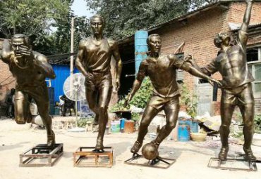 公园踢足球人物铜雕