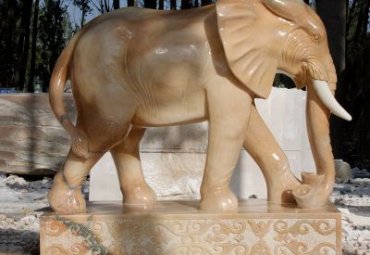 晚霞红门口石雕大象