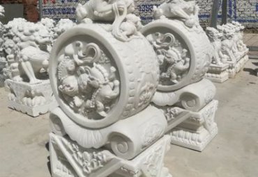 汉白玉狮子戏球石门墩