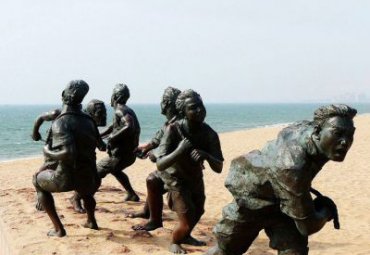 海边人物纤夫铜雕