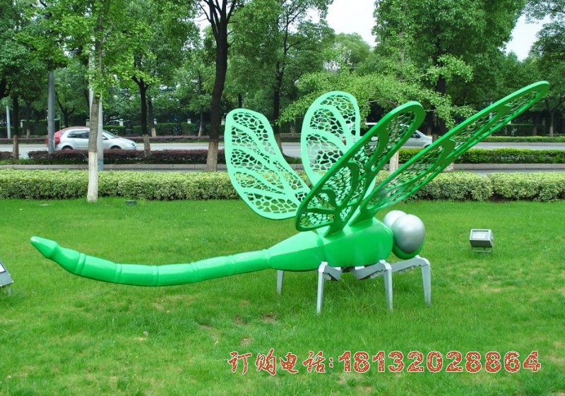 草地彩色不锈钢蜻蜓雕塑