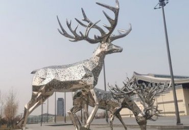 贵州某公园不锈钢大型镂空鹿雕塑案例