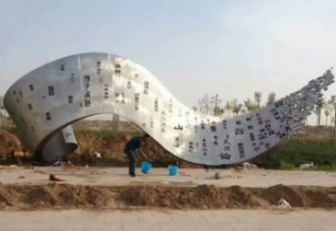 河南某广场不锈钢古代名著书卷雕塑案例