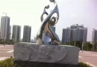 秦皇岛某小区不锈钢抽象一家三口人物雕塑竣工