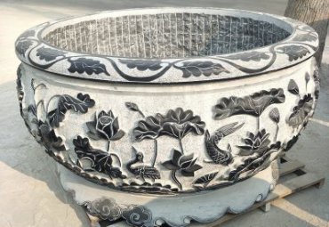天津某庭院青石荷花鱼缸雕塑案例