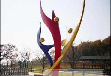 湖北某县城公园不锈钢抽象人物项目