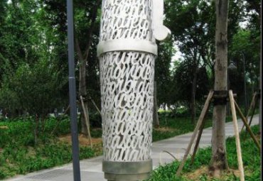 黑龙江某公园不锈钢抽象钢笔雕塑案例