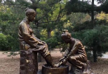 湖北某公园百善孝为先人物铜雕案例
