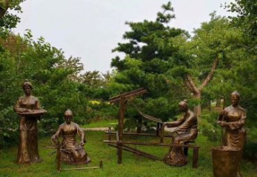 贵州某公园纺织人物铜雕案例