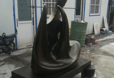 福建某公园抽象吹笛子人物铜雕案例
