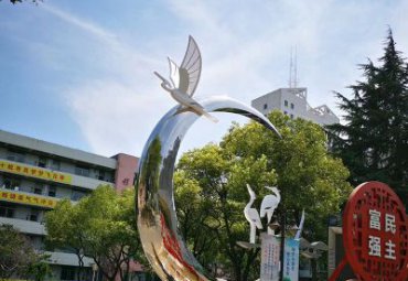 山东某县城不锈钢仙鹤月亮雕塑案例