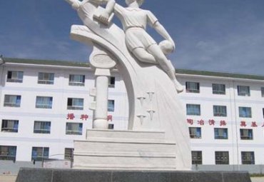 安徽某校园汉白玉放飞梦想石雕景观雕塑项目