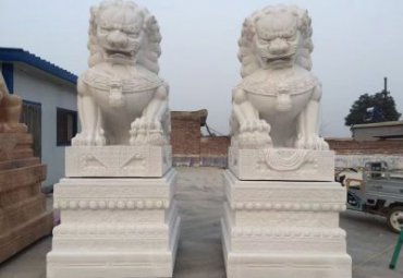 湖南某工厂门口汉白玉狮子石雕案例
