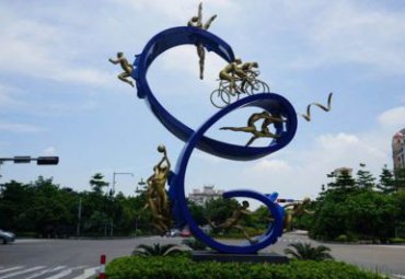 浙江某广场不锈钢抽象运动人物雕塑案例