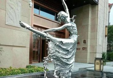青海某小区不锈钢抽象芭蕾舞人物案例