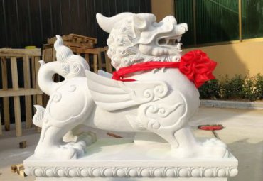 江苏某企业门口汉白玉貔貅石雕案例