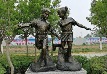 河南某景区踢毽子儿童铜雕项目