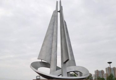 山东某县城广场不锈钢抽象帆船雕塑案例