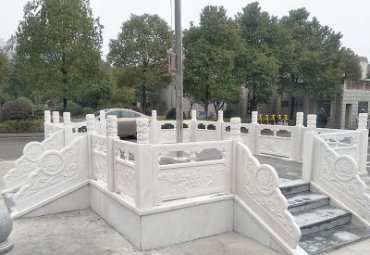 吉林某校园汉白玉升旗台石雕案例
