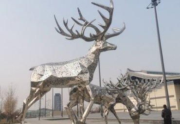 四川某广场不锈钢镂空鹿雕塑项目