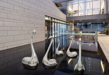 河南某小区不锈钢抽象天鹅雕塑工程