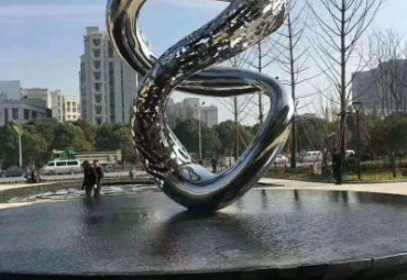 辽宁某广场不锈钢水景抽象雕塑案例