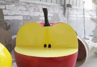 云南某商场不锈钢半块苹果座椅雕塑案例